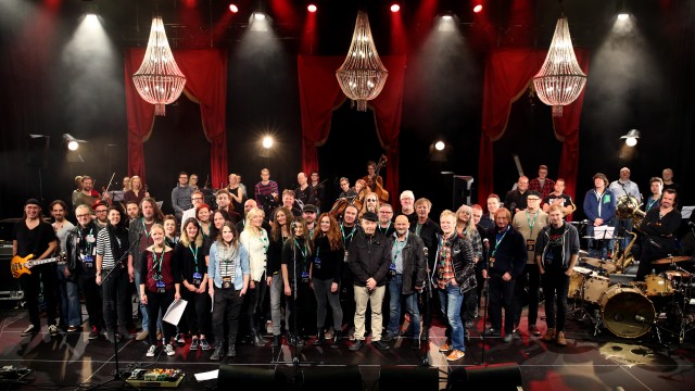 Artistene i Sorgenfri-konserten samlet på scenen på Clarion hotell under øvelser søndag formiddag.